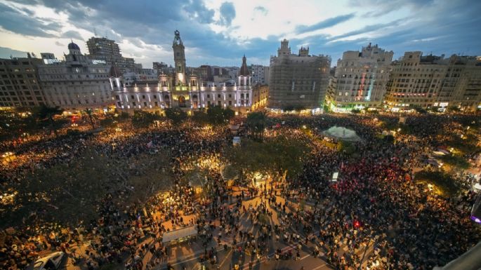 Miles protestan contra el presidente de Valencia por la mala respuesta a las inundaciones