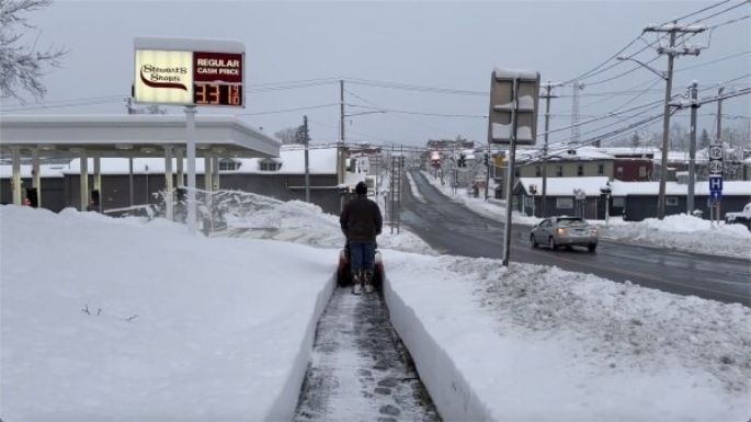 Fuertes nevadas y bajas temperaturas mantienen a partes de EU bajo la nieve