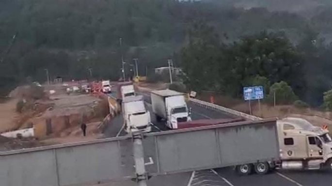 Habitantes de Ziracuaretiro bloquean carreteras por la desaparición de dos personas