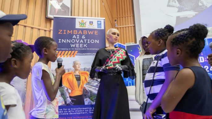 Sophia, el famoso robot e ícono global de la IA, conquista la feria de innovación de Zimbabue