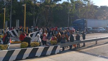 Trabajadores de Salud de Oaxaca bloquean carreteras por falta de pago del IMSS Bienestar