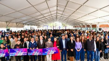 Tere Jiménez entrega becas en Jesús María