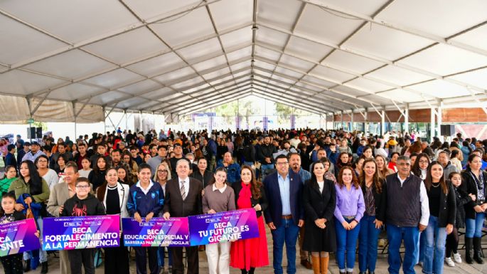 Tere Jiménez entrega becas en Jesús María