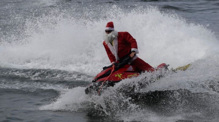 Santa Claus brasileño cambia trineo por jet ski y reparte juguetes y alegrías a niños discapacitados