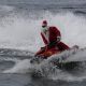 Santa Claus brasileño cambia trineo por jet ski y reparte juguetes y alegrías a niños discapacitados