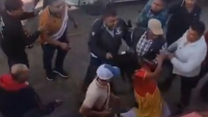 Alcalde de San Pedro Ixtlahuaca solicita licencia tras ser grabado golpeando a una mujer (Video)