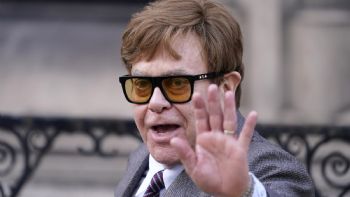 Elton John revela que perdió la vista y le cuesta ver su nuevo musical