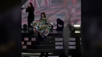 Laura Pausini sufre aparatosa caída en su concierto (Video)