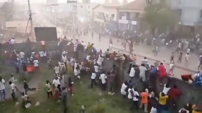 Estampida humana durante un partido de futbol en Guinea deja decenas de muertos (Videos)