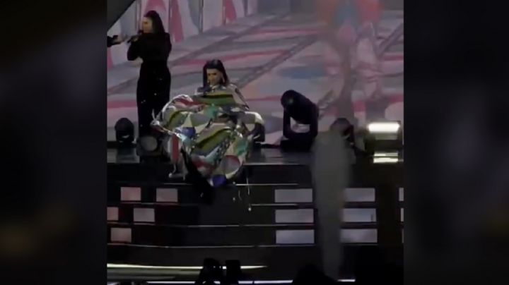 Laura Pausini sufre aparatosa caída en su concierto (Video)