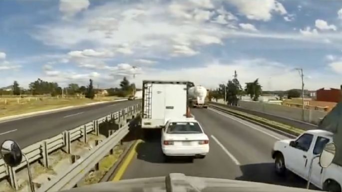 Así embistió un tráiler a un automóvil en la Puebla-Orizaba: dos muertos (Video)