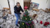 En las ruinas de una iglesia bombardeada en Líbano, hay un pequeño árbol de Navidad