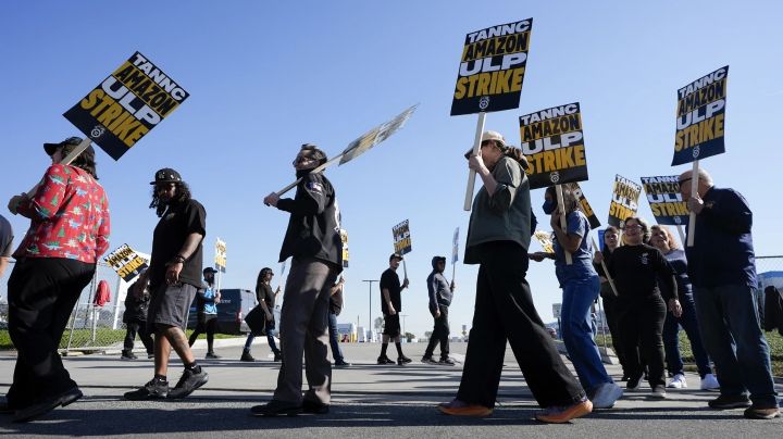 Los trabajadores de Amazon y Starbucks de EU están en huelga