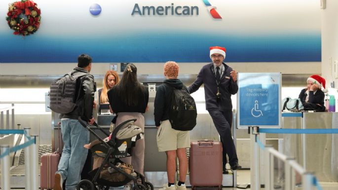 Operaciones de American Airlines se reanudan tras problema técnico que afectó vuelos en EU