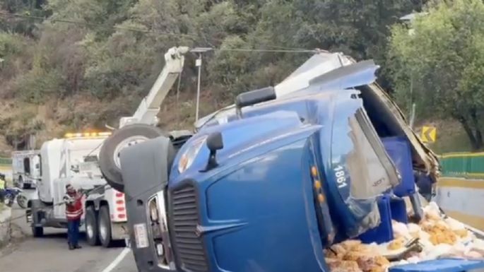 Volcadura de tráiler en la México-Cuernavaca deja filas kilométricas