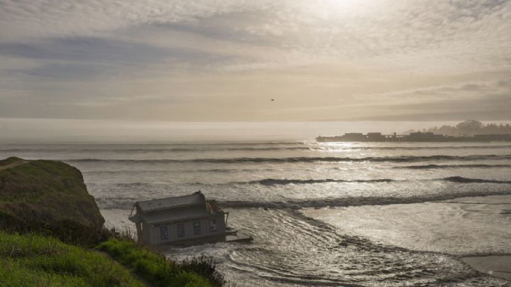 Un hombre muere después de que una gran ola lo atrapara bajo escombros en una playa