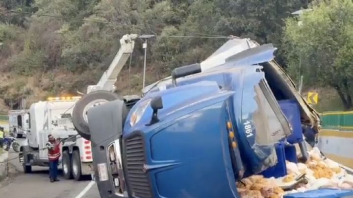 Volcadura de tráiler en la México-Cuernavaca deja filas kilométricas