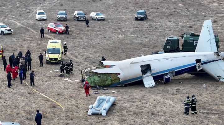 Se estrella avión de pasajeros en Kazajistán; más de 30 personas habrían fallecido (Video)