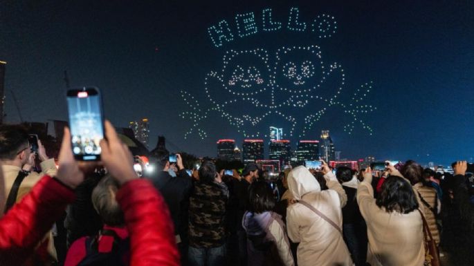 Pandas en el cielo: Hong Kong realiza espectáculo de drones pirotécnicos