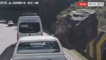 Roca gigante cae sobre una camioneta y mata a tres personas (Video)