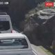 Roca gigante cae sobre una camioneta y mata a tres personas (Video)