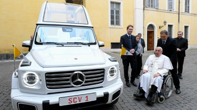 Entregan el primer Papamóvil eléctrico al Papa Francisco