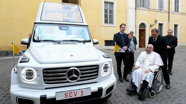 El Papa pasa "bien" la noche, se ha levantado y desayunado