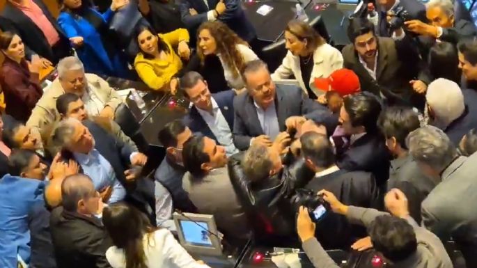 Senador de Morena explica los jaloneos en la sesión; “no debió haber ocurrido” (Videos)