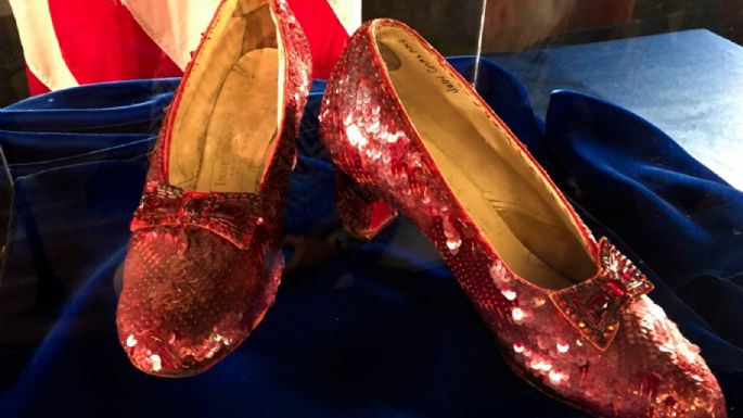 Subastan zapatillas que usó Judy Garland en "El Mago de Oz" en 28 millones de dólares