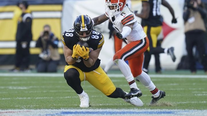 Wilson lanza dos touchdowns y los Steelers superan 27-14 a los Browns