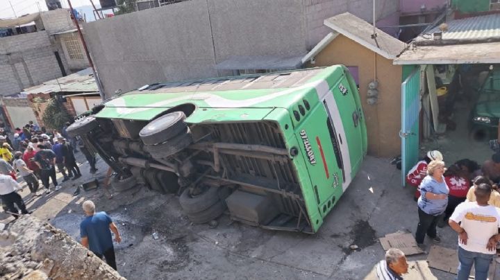 Autobús a toda velocidad pierde el control y vuelca; al menos 20 heridos en Tlalnepantla (Video)