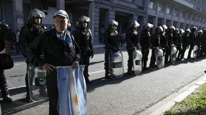 Congreso argentino continúa debate de reformas clave para Milei con resultado incierto