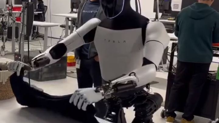 Elon Musk presume en X su mejorado robot Optimus (videos)