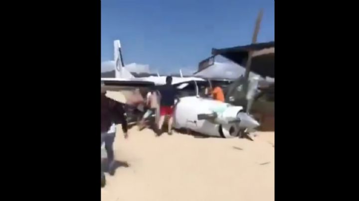 Avioneta de paracaidismo aterriza de emergencia en playa de Puerto Escondido; un muerto y cinco heridos