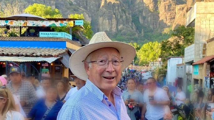 El embajador Ken Salazar asiste a misa en la catedral de Cuernavaca