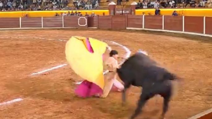 El torero José Alberto Ortega sufre brutal cornada en la cara en Tlaxcala; lo reportan grave (Video)