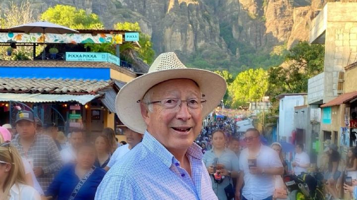 El embajador Ken Salazar asiste a misa en la catedral de Cuernavaca