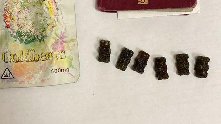 Detienen a alemán por traficar gomitas de cannabis