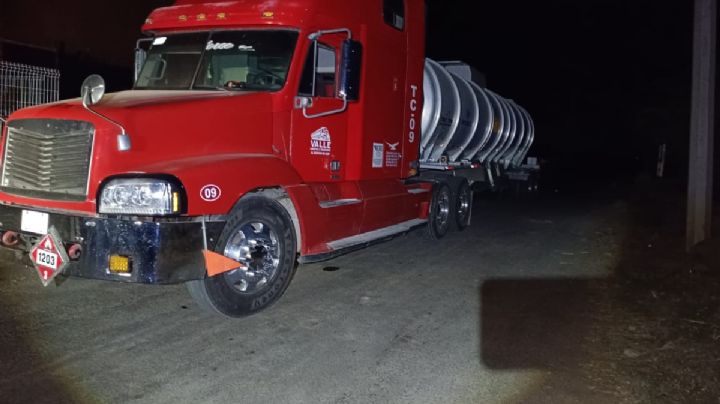 Una pipa llena de combustible robado es abandonada en una carretera de Jalisco
