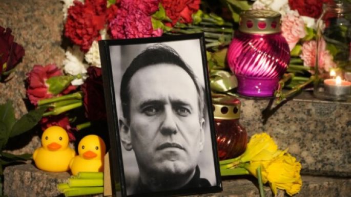 Rusia detiene a más de 400 personas que rendían homenaje al opositor Alexei Navalny
