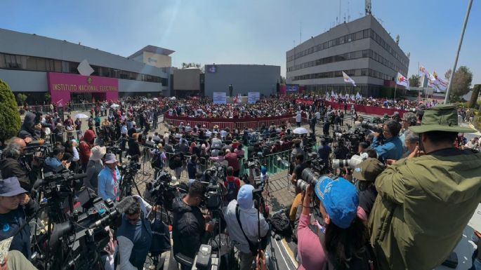 Sheinbaum arremete desde la explanada del INE contra la “Marcha por la Democracia”