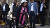 En bicicleta y entre gritos de “presidenta” así llegó Xóchitl Gálvez a su registro ante el INE