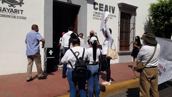Continúa toma de instalaciones de la CEAIV, exigen renuncia de su titular