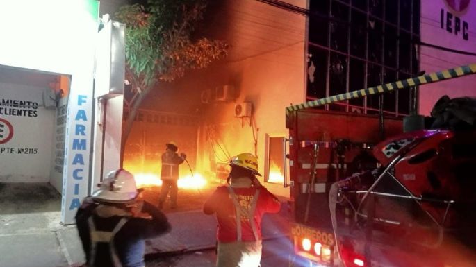 Arrojan bombas molotov al Instituto de Elecciones de Chiapas
