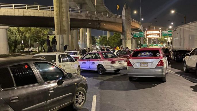 Taxistas y motociclistas arman bloqueos en CDMX; riñen con policías y automovilistas (Video)