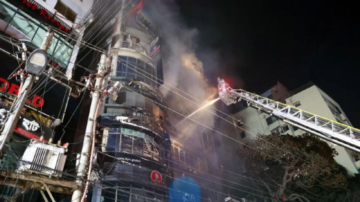 Al menos 44 muertos por un incendio en un centro comercial en la capital de Bangladesh