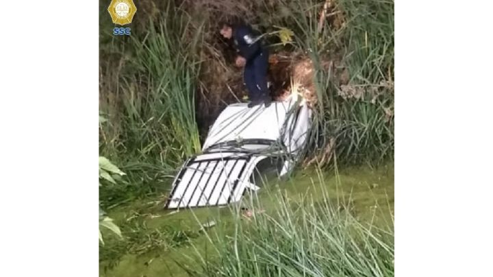 Robó auto y terminó dentro de un canal de aguas negras en Tláhuac