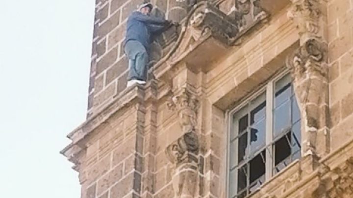 Un hombre amenaza con saltar desde el Antiguo Palacio del Ayuntamiento (Video)