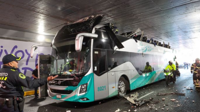 Autobús de turistas se atora en bajopuente de Viaducto e Insurgentes; 14 heridos