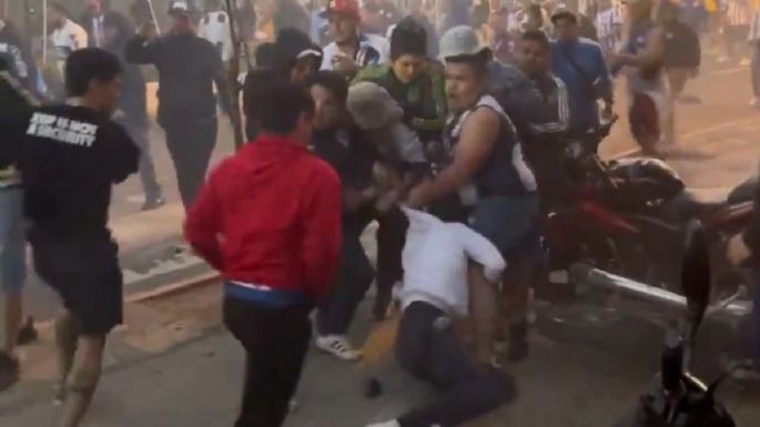 Violencia en Concachampions: Pelea campal entre aficionados de Monterrey y Comunicaciones (Videos)